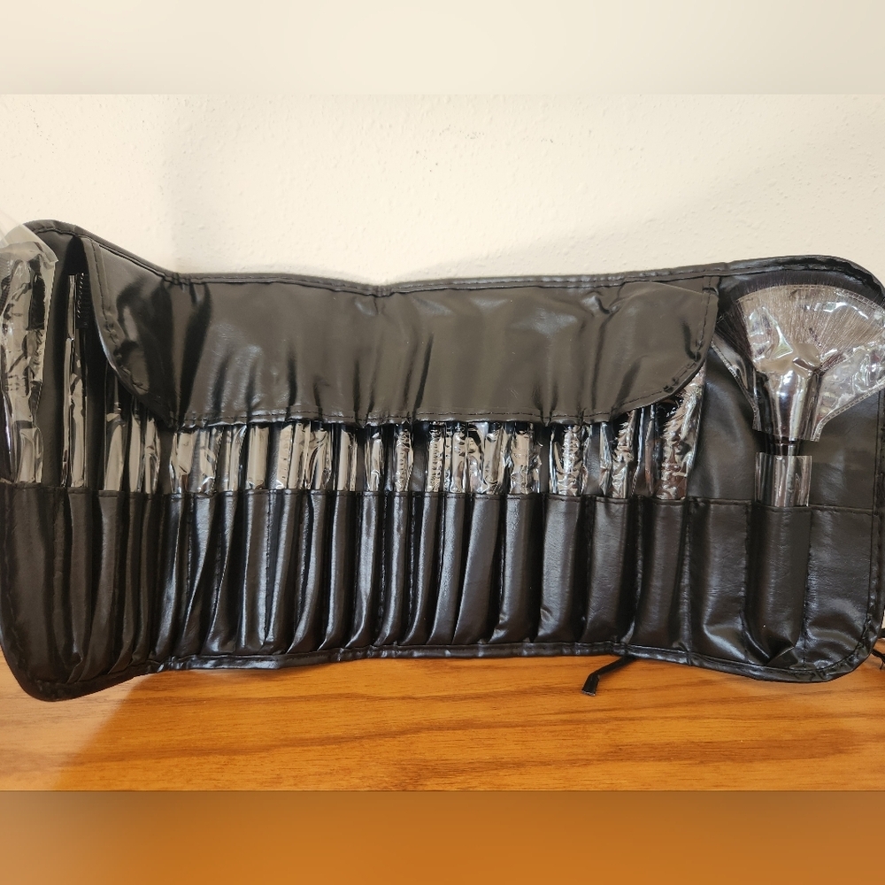 Makeup Brush Set 22 Piece NEW in Leather-Like Roll Up Travel Case